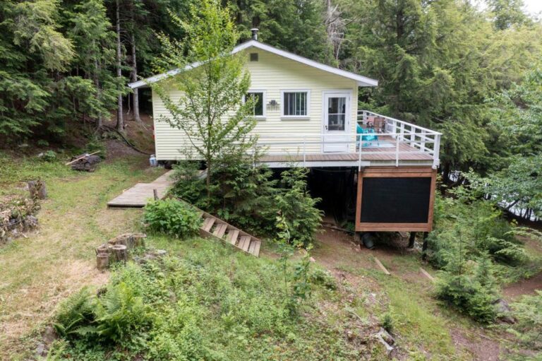 Charmant chalet au bord de l'eau à Barkmere dans les Laurentides Joli