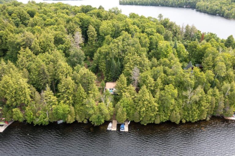 Charmant chalet au bord de l'eau à Barkmere dans les Laurentides Joli