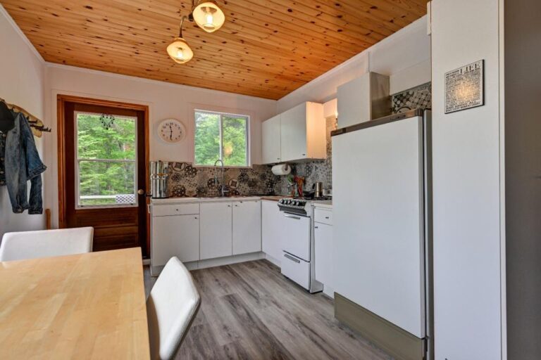 Charmant chalet au bord de l'eau à Barkmere dans les Laurentides Joli