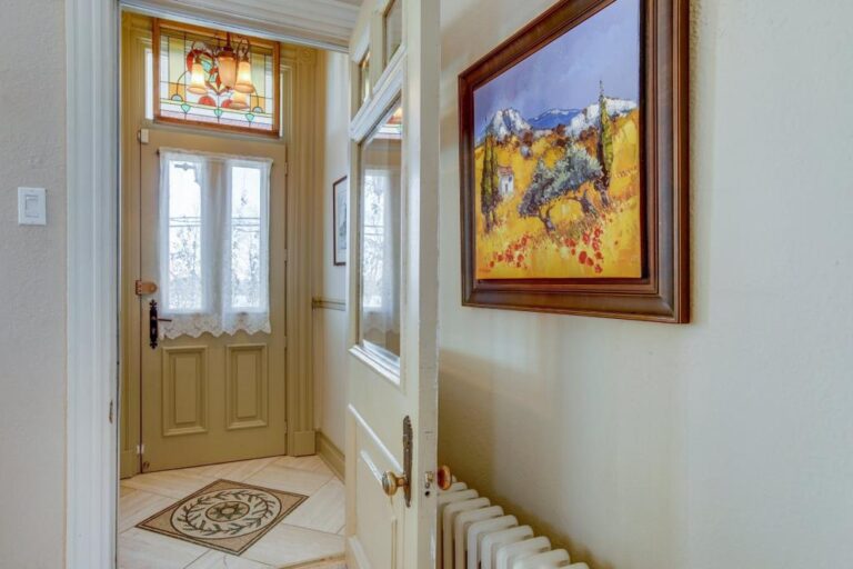 Maison centenaire à l'architecture victorienne au bord de l'eau à