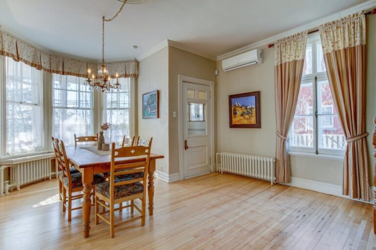 Maison centenaire à l'architecture victorienne au bord de l'eau à