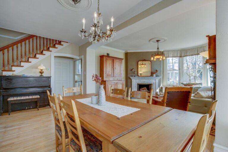 Maison centenaire à l'architecture victorienne au bord de l'eau à