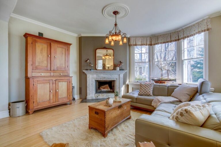 Maison centenaire à l'architecture victorienne au bord de l'eau à