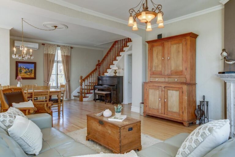 Maison centenaire à l'architecture victorienne au bord de l'eau à