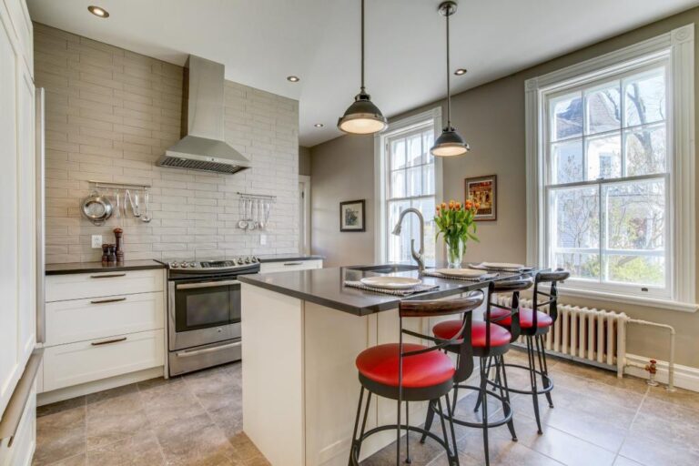 Maison centenaire à l'architecture victorienne au bord de l'eau à