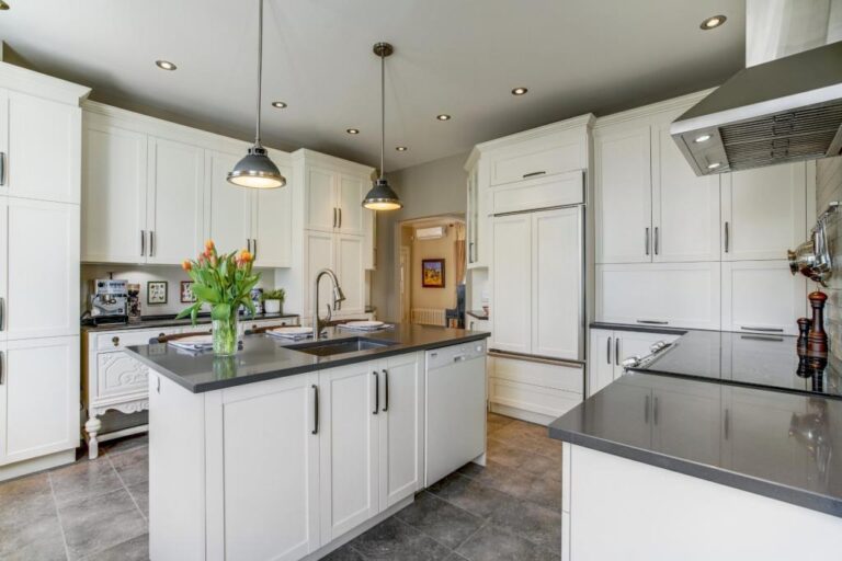 Maison centenaire à l'architecture victorienne au bord de l'eau à