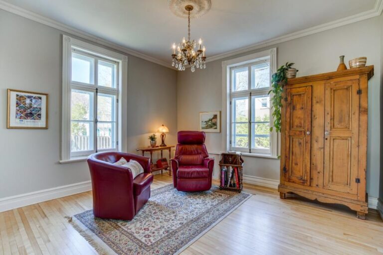 Maison centenaire à l'architecture victorienne au bord de l'eau à