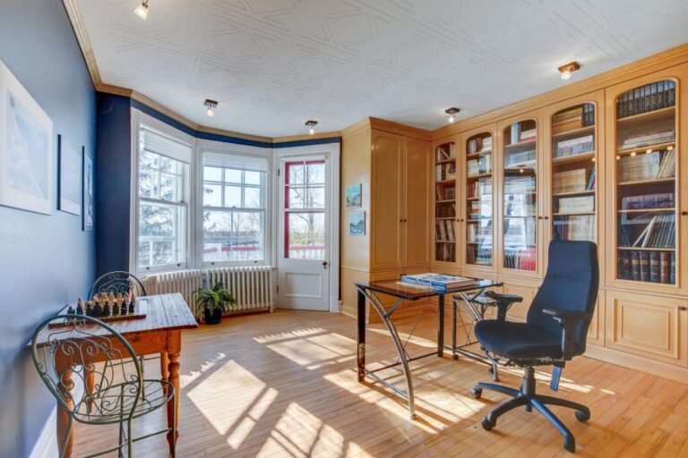 Maison centenaire à l'architecture victorienne au bord de l'eau à