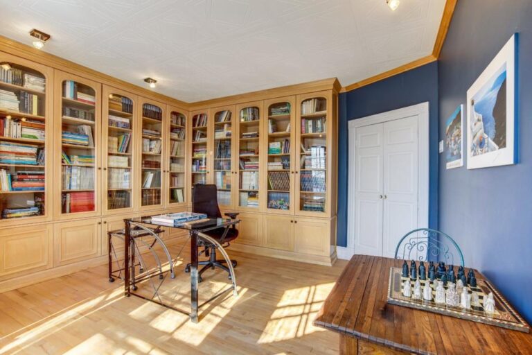 Maison centenaire à l'architecture victorienne au bord de l'eau à