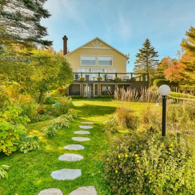 La maison Le Grand Plateau construite en pleine forêt près du Lac Héron dans les Laurentides