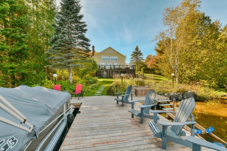 Belle propriété au bord de l'eau à SainteMargueriteduLacMasson dans