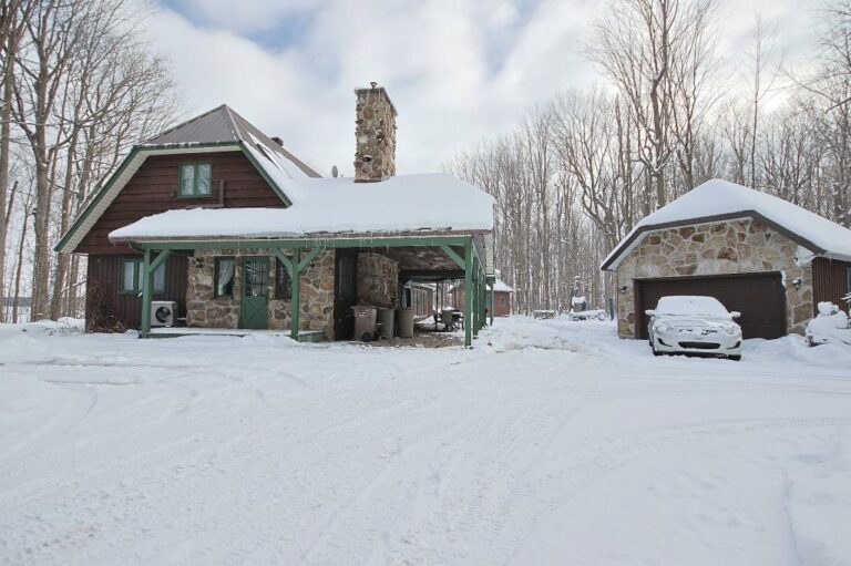 Belle résidence en pleine nature à SaintUrbainPremier en Montérégie