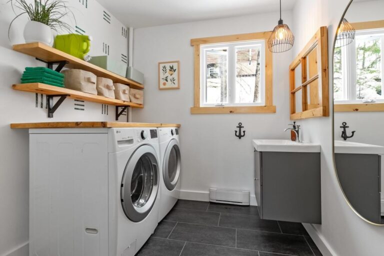 Charmante maison rénovée à FossambaultsurleLac dans la région de la