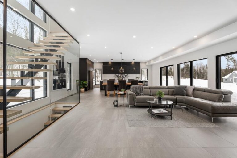 Superbe maison construite en 2021 au bord de l'eau dans les Laurentides ...