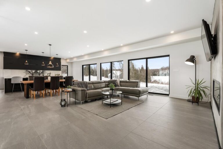 Superbe maison construite en 2021 au bord de l'eau dans les Laurentides ...