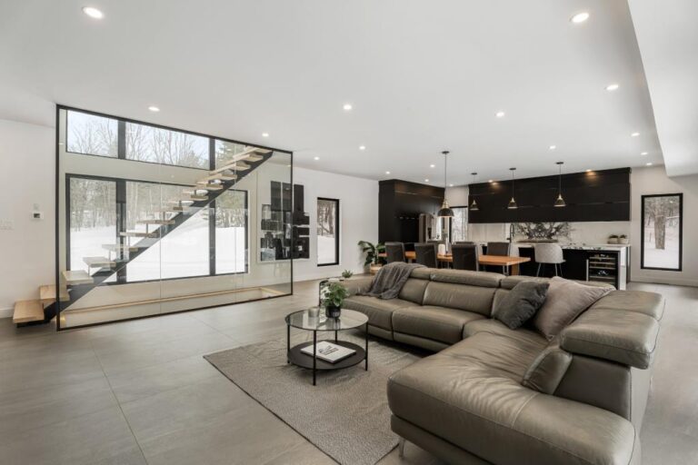 Superbe maison construite en 2021 au bord de l'eau dans les Laurentides ...