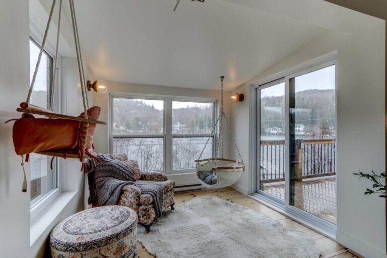 Chaleureuse propriété au bord de l'eau à SaintAdolphed'Howard dans