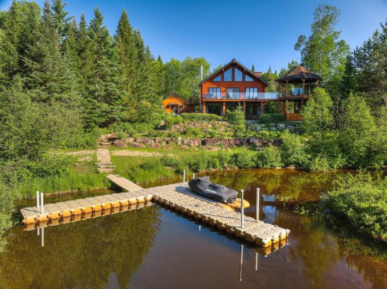 Remarquable chalet situé sur les rives de deux plans d'eau à NotreDame