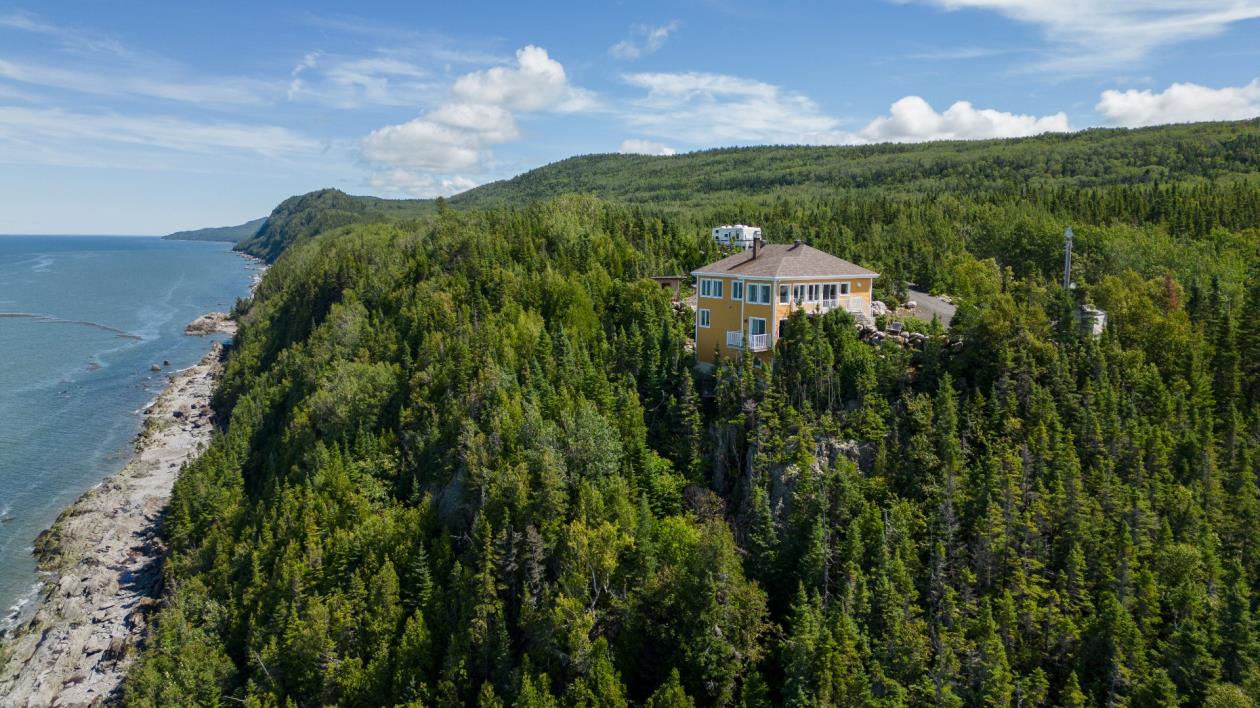 Incroyable maison surplombant le Fleuve SaintLaurent à SaintSimonde