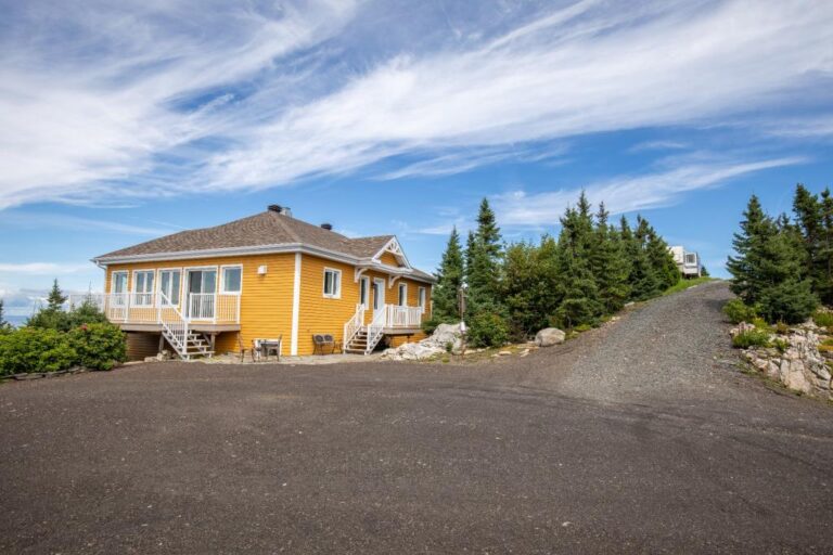 Incroyable maison surplombant le Fleuve SaintLaurent à SaintSimonde
