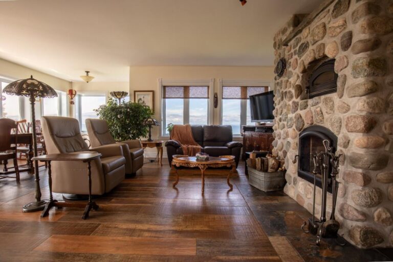 Incroyable maison surplombant le Fleuve SaintLaurent à SaintSimonde