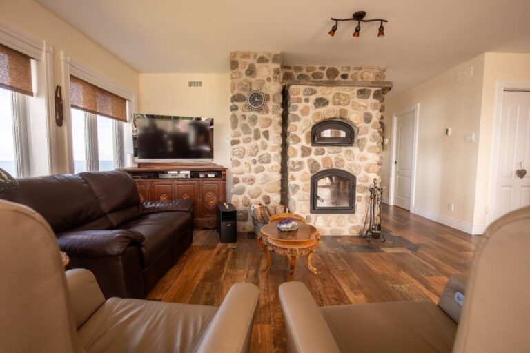 Incroyable maison surplombant le Fleuve SaintLaurent à SaintSimonde