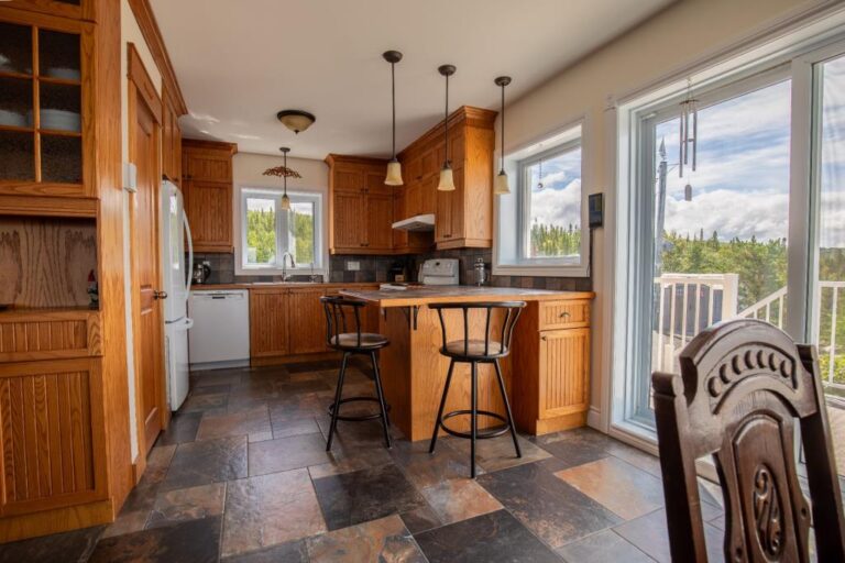 Incroyable maison surplombant le Fleuve SaintLaurent à SaintSimonde