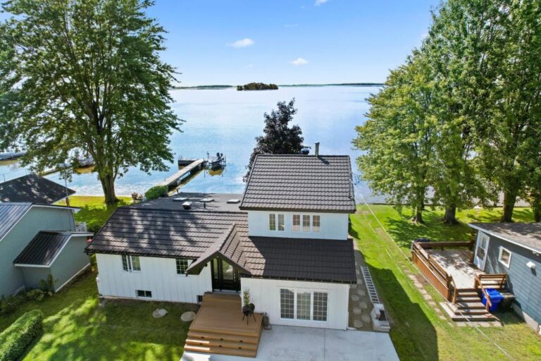 Propriété entièrement rénovée au bord de l'eau à SaintAnicet en