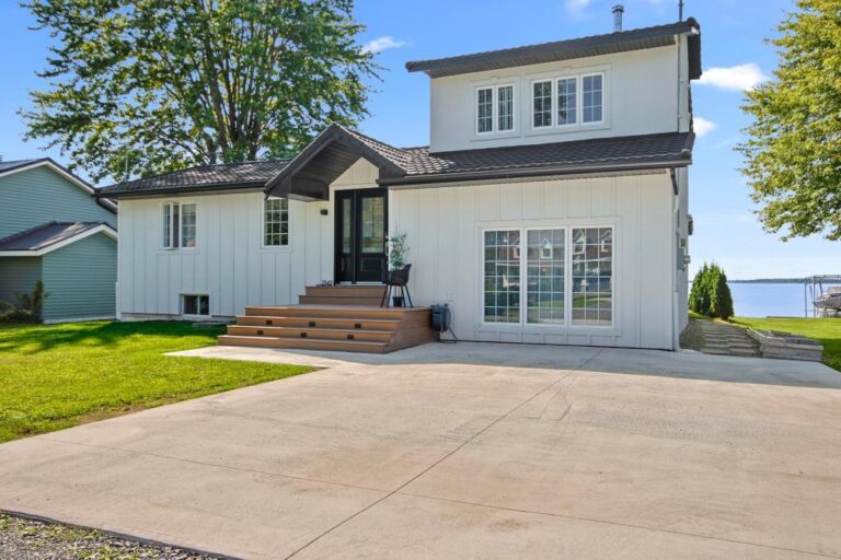 Propriété entièrement rénovée au bord de l'eau à SaintAnicet en