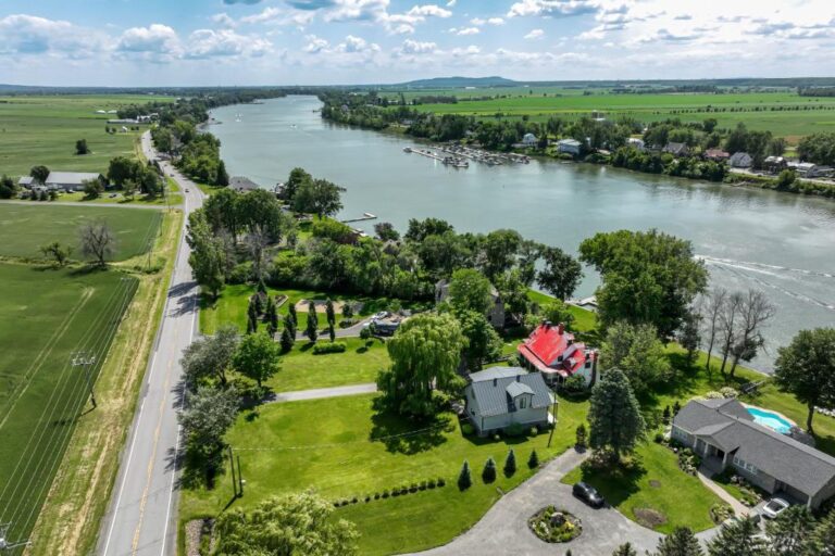 Chaleureuse maison ancestrale au bord de l'eau à SaintCharlessur