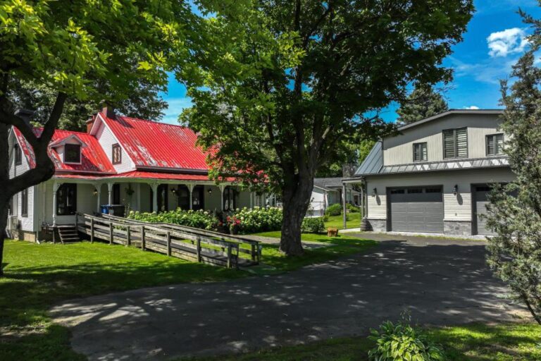 Chaleureuse maison ancestrale au bord de l'eau à SaintCharlessur