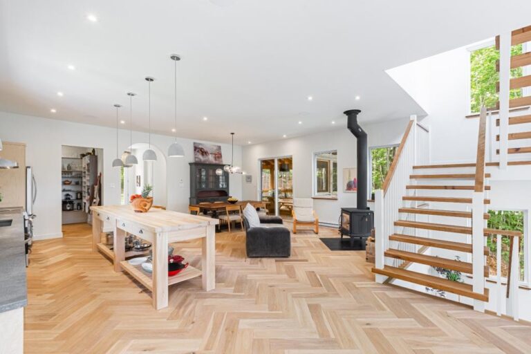 Accueillante maison construite en 2021 dans les Laurentides - Joli Joli ...