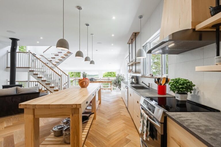 Accueillante maison construite en 2021 dans les Laurentides - Joli Joli ...