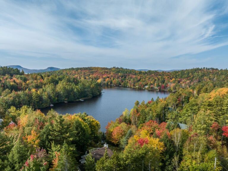 Superbe maison au bord de l'eau à SaintDenisdeBrompton en Estrie Joli Joli Design