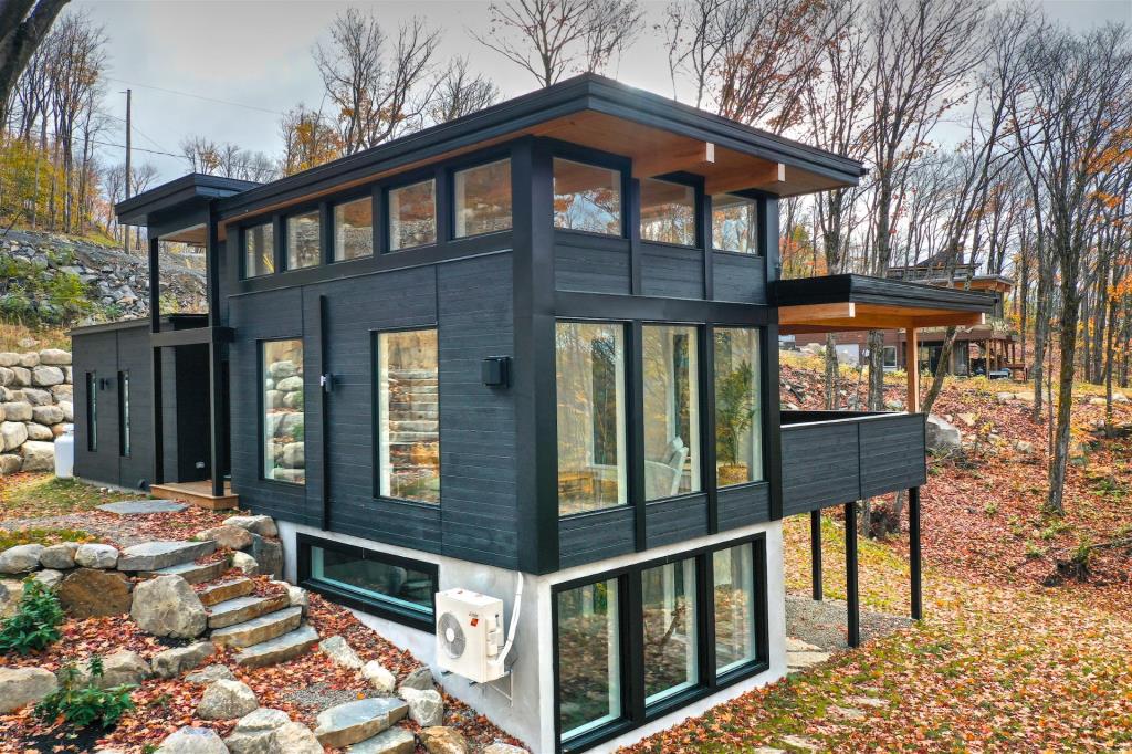 Une chaleureuse mini-maison entièrement rénovée à Val-David - Joli Joli  Design