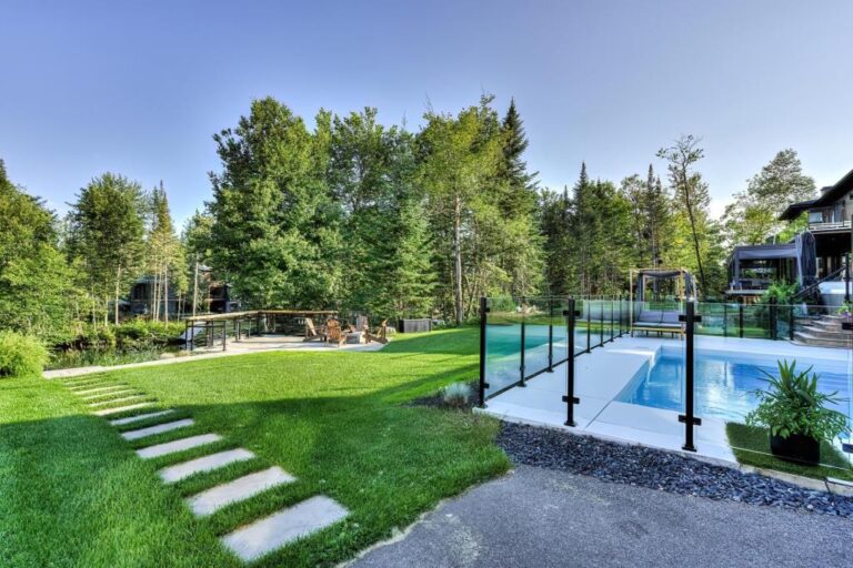 Ravissante propriété au bord de l'eau à FossambaultsurleLac Joli