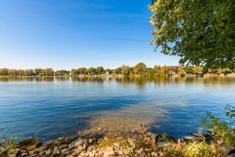 Sublime maison au bord de l'eau à SaintMathiassurRichelieu en Montérégie Joli Joli Design